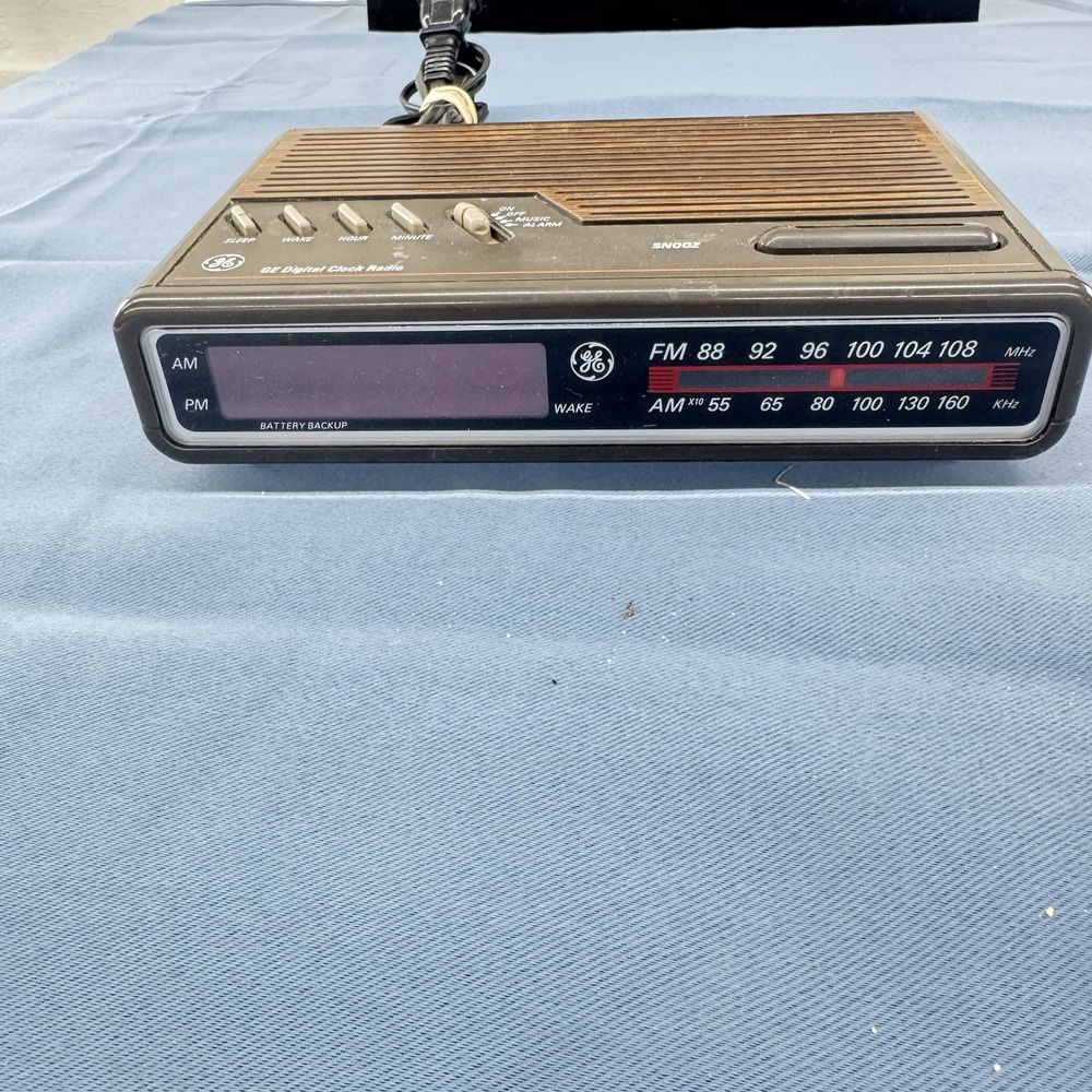 Vintage GE 7-4612B Digital AM/FM Alarm Clock Radio Woodgrain Tested Working